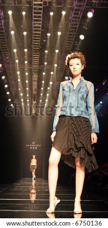 Model walking the catwalk at Seoul Collection (Fashion Week) 08 S/S.
