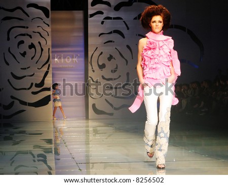 Model on the catwalk at Seoul Collection (Fashion Week) 08 S/S.