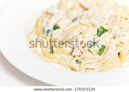Chicken creamy alfredo sauce with white meat chicken, spinach & fettuccine pasta