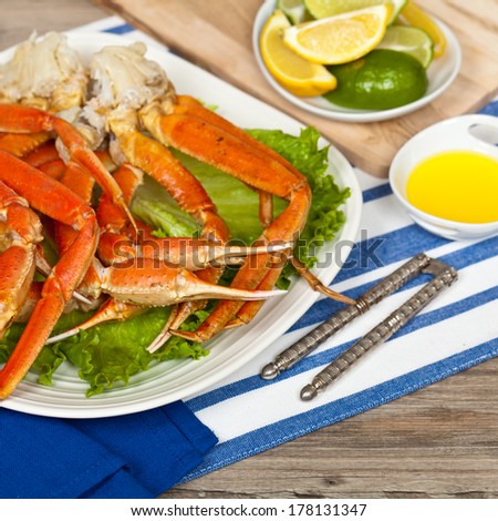 Crab legs with fresh lemon slices and butter sauce