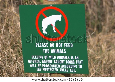 Warning sign not to feed the animals