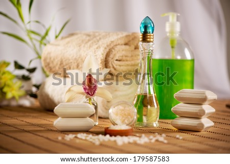 Towel, aromatic salt and other spa objects to free your mind.