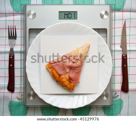 A dish with a pizza piece, standing on a scale between a fork and a knive - the display says \