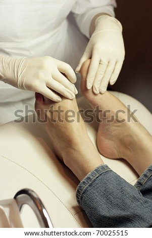 Women\'s legs in Spa salon