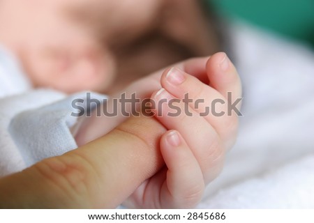 new born Baby\'s hand gripping for mothers finger