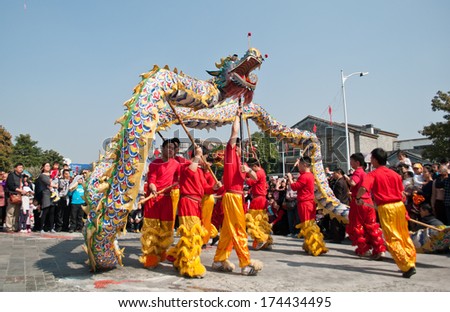 FOSHAN CITY-Jan 31:The dragon dance team in the Foshan square performance Chinese celebrate the arrival of the new year, Chinese belief dragon can bring us good luck Jan 31, 2014 in Foshan, China