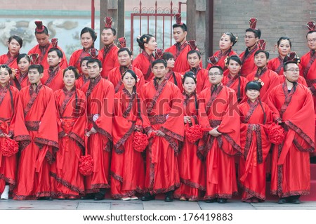 FOSHAN, CHINA - JUNE 5:The women\'s Federation held in the ancient temples of traditional collective wedding ceremony, 30 couples participated, including parade and celebration Jun 5, 2014 in Foshan, China