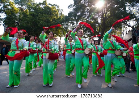 FOSHAN CITY-Jan 23:In order to meet the 2014 China the arrival of the Spring Festival, women\'s dance team in the flower show, added to the festival atmosphere January 23, 2014 in Foshan, China
