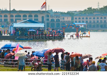 FOSHAN - Sep 29: Foshan city 5 people dragon boat race held in Lake, a total of 75 dragon boat to take part in the game, the game attracted ten thousand people to watch Sep 29,2014 in Foshan, China