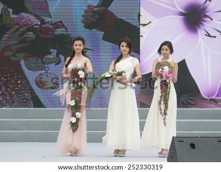 FOSHAN - Jan 31:Foshan city flower festival, 6, the beauty of flowers in hand to show to the citizen, organizers hope more citizens to participate in this activity Jan 31, 2015 in Foshan, China