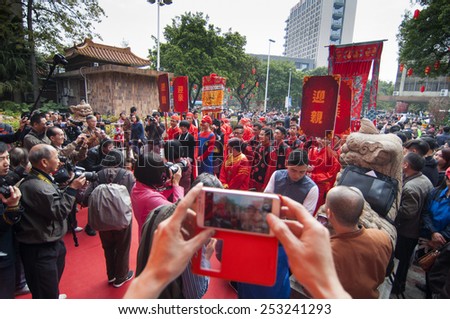 FOSHAN-Feb 14:Traditional ceremony held at the collective wedding ceremony held at the flower market, there are 12 couples, bridge and dragon took part in the parade Feb 14, 2014 in Foshan, China