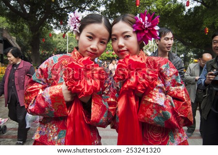 FOSHAN-Feb 14:Traditional ceremony held at the collective wedding ceremony held at the flower market, there are 12 couples, bridge and dragon took part in the parade Feb 14, 2014 in Foshan, China