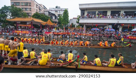 FOSHAN-June 22:Third Dragon Boat Festival dragon boat race held in Fen rivers, a total of 16 dragon boat ship, there are tens of thousands of people watched, elegantly June 22, 2015 in Foshan, China