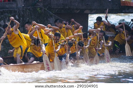 FOSHAN-June 20:The Dragon Boat Festival dragon boat in Fen rivers, there are 17 dragon boat teams took part in the game, attracted tens of thousands of people watched June 20, 2015 in Foshan, China