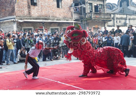FOSHAN-Nov 26:The battle of pond village celebrate the 600th anniversary of Jian Village activities, a lion dance and the big Buddha, attracts many photographers shoot Nov 26, 2010 in Foshan, China