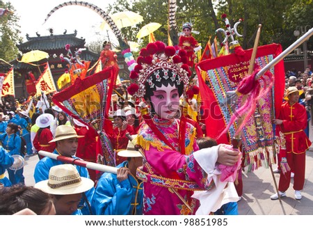 Foshan, March 23: Foshan temple held a parade to celebrate the birthday of the temple of God, a little girl dressed in traditional costumes in the parade March 23, 2012 in Foshan, China