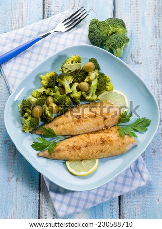 breaded fish with broccoli and olives