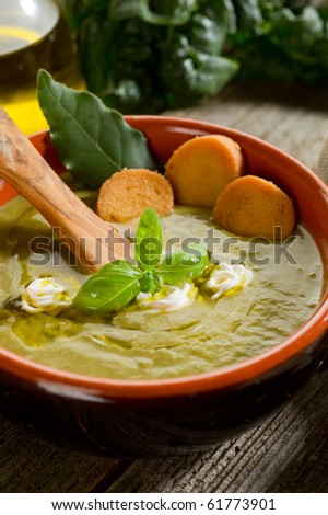 spinach soup with slice toast bread