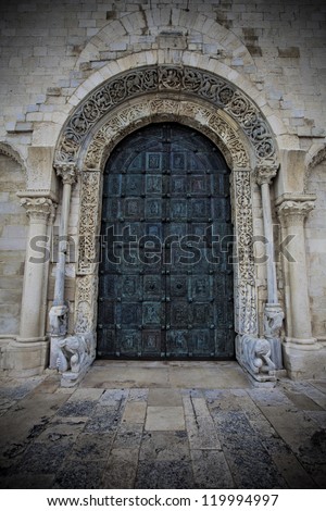 The door of the facade of the dome of Trani, Italy.