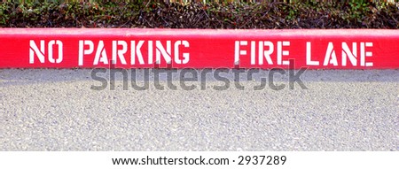the warning sign of no parking on fire lane