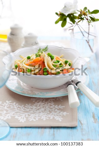 Spaghetti with salmon and green pea