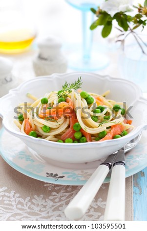 Spaghetti with salmon and green pea