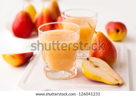 pear juice and fresh pears on the table