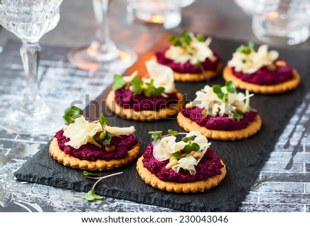 Festive appetizer: crackers with beet pesto and cheese