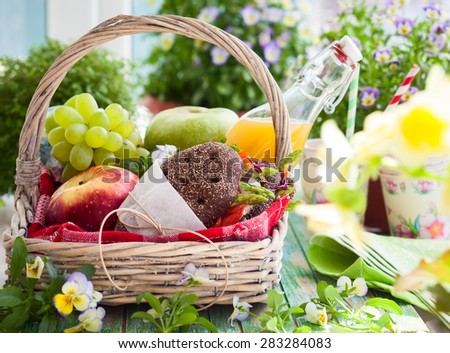 Picnic basket with fruits,juice and sandwiches