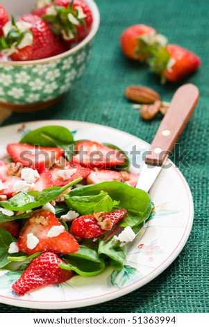 Spinach salad with strawberries,goat\'s cheese and pecan nut