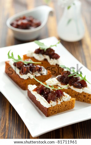 Pumpkin and tomato chutney on pumpkin bread with soft cheese