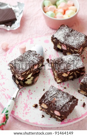 Chocolate bars with marshmallows and biscuit (Rocky road cake)