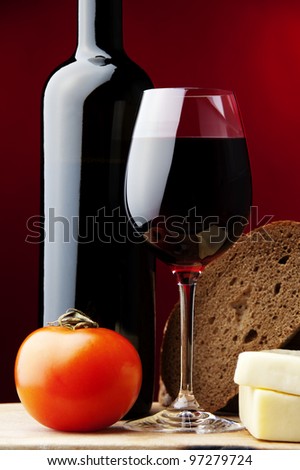 red wine,bread,tomato,cheese