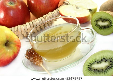 Kiwi apple tea with fresh apple and kiwi