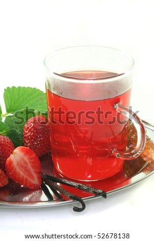 Strawberry tea with fresh strawberries and vanilla