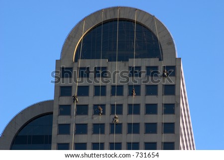 a skyscraper in seattle is having it\'s windows washed