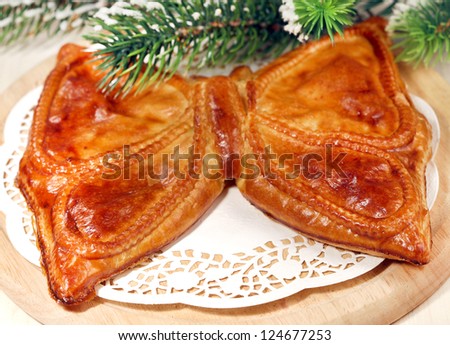 Baked pie of puff pastry with cabbage and meat on a plate