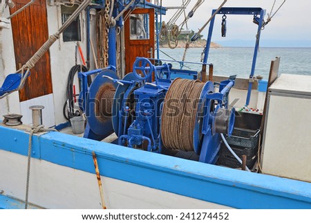 Anchor winch mechanism with hawser on ship deck