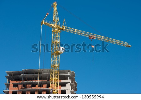 Building of the new high house by the crane