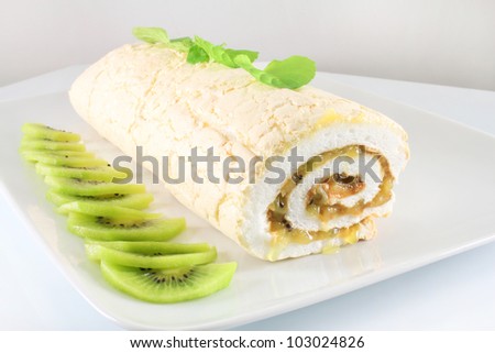 Meringue roll with mint and kiwi fruit