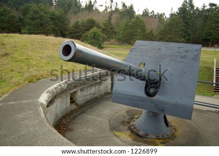 a world war one era artillery battery guards the entrance to the Puget Sound
