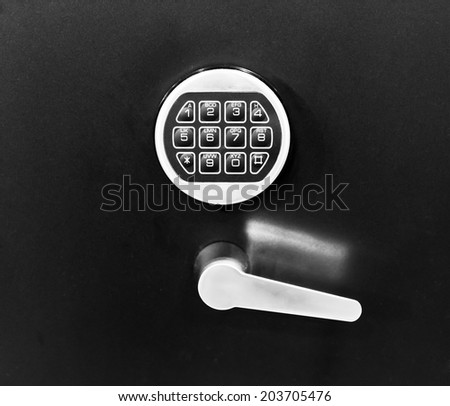 Electronic key system to lock and unlock doors
