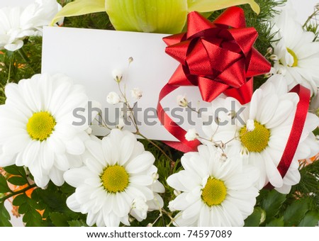 Bouquet of daisies with attached gift card