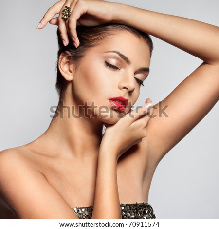 Lifestyle - Pagina 5 Stock-photo-close-up-face-of-beautiful-caucasian-brunet-woman-with-ring-studio-shot-70911574