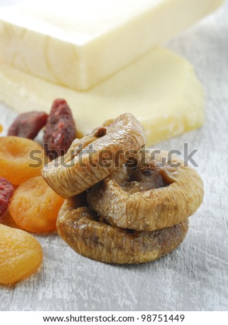 dry fig with cheese