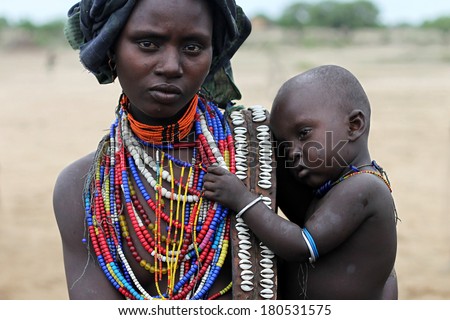 SOUTH ETHIOPIA, AFRICA - DEC 27, 2009 Unidentified Mother and her son - Arbore tribe