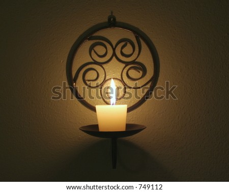 Wall-mounted candle with infinity circles