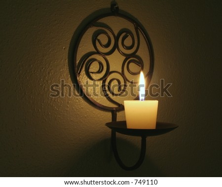 Wall-mounted candle holder with infinity circles