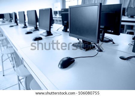Rows of computer neatly placed in a computer lab.