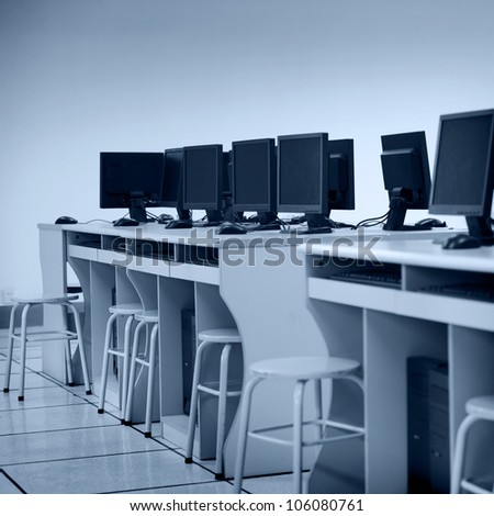 Rows of computer neatly placed in a computer lab.